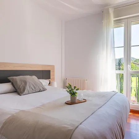 Parque De La Naturaleza De Cabarceno La Cueva (Cantabria)