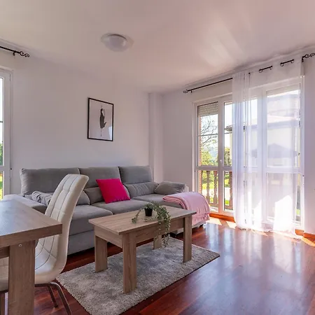 Parque De La Naturaleza De Cabarceno La Cueva (Cantabria)